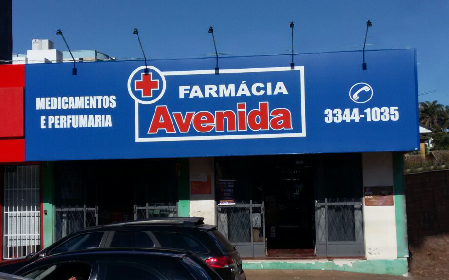 Fachada em Lona Fármacia Avenida